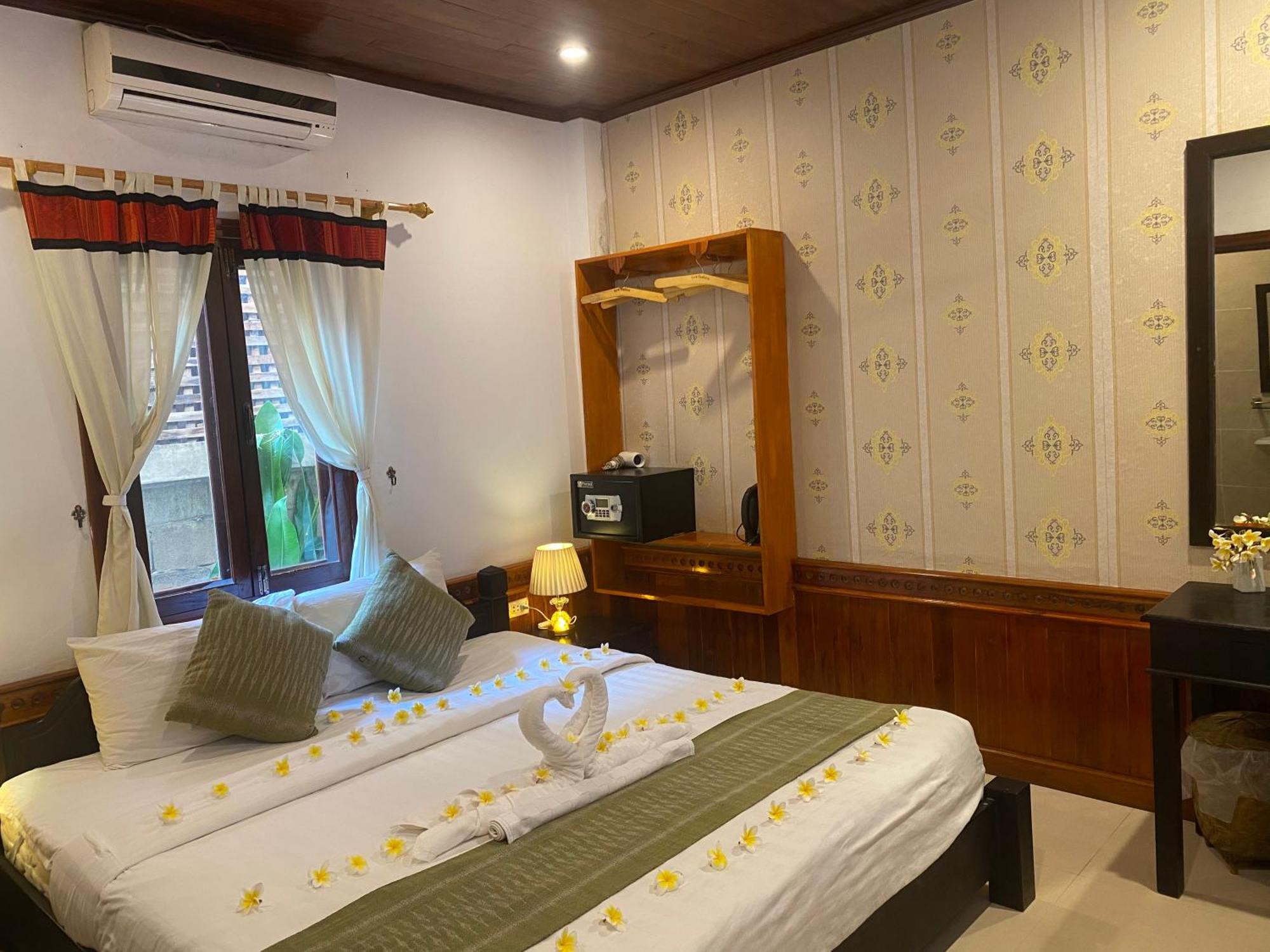 Golden Lotus Place Hotel Luang Prabang Exterior photo